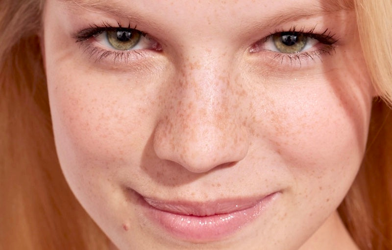 Une jeune femme portant un mascara qui dessine joliment ses cils