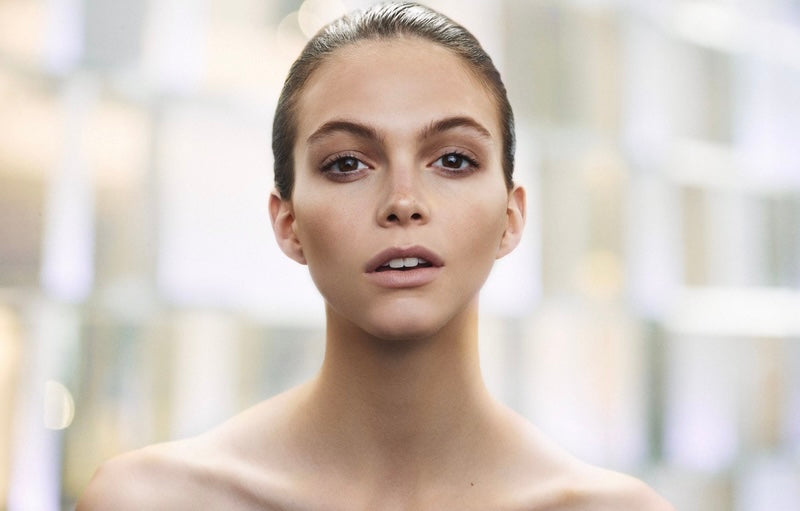 Une jeune femme avec un maquillage fumé qui lui accentue et agrandit les yeux