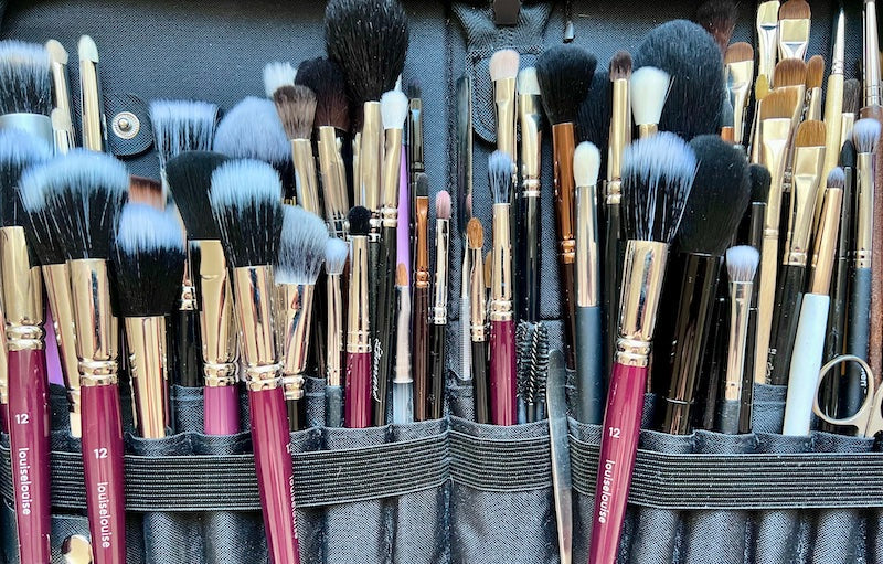 Des pinceaux de maquillage bien nettoyés