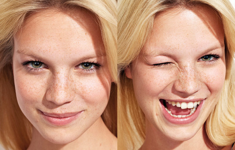 Une jolie jeune femme en souriant et en faisant un clin d'oeil
