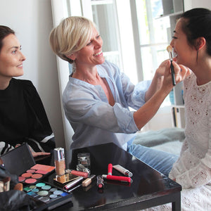 Louise Wittlich avec deux clientes pendant un cours en groupe