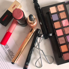 quelques produits de maquillage, achetés lors d'un cours de maquillage avec shopping