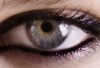 Gros plan sur un oeil maquillé avec un crayon noir, par Louise Wittlich, maquilleuse pro et coach beauté