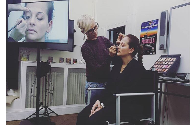 Louise Wittlich, maquilleuse pro et coach beauté, avec un mannequin, en train de faire une animation d'une masterclass en maquillage anti-âge.