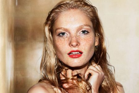 jeune femme avec un maquillage rayonnant