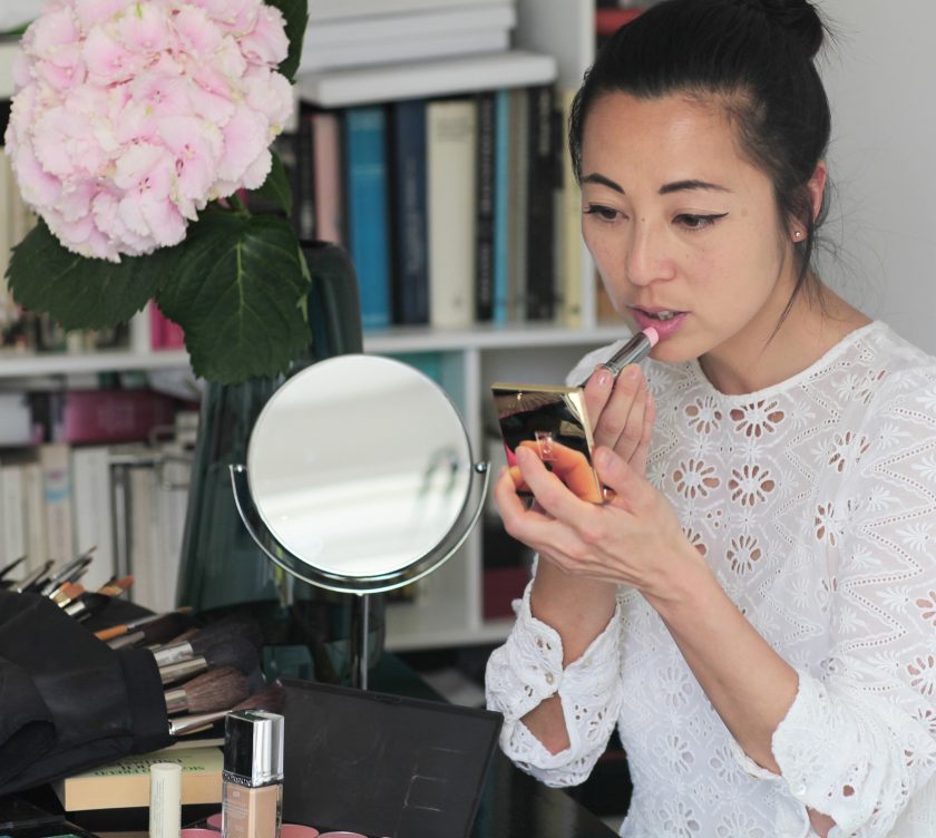 Une jeune femme asiatique en train de se maquiller, lors de son cours de maquillage en 2 séances + shopping, avec Louise Wittlich, maquilleuse pro et coach beauté