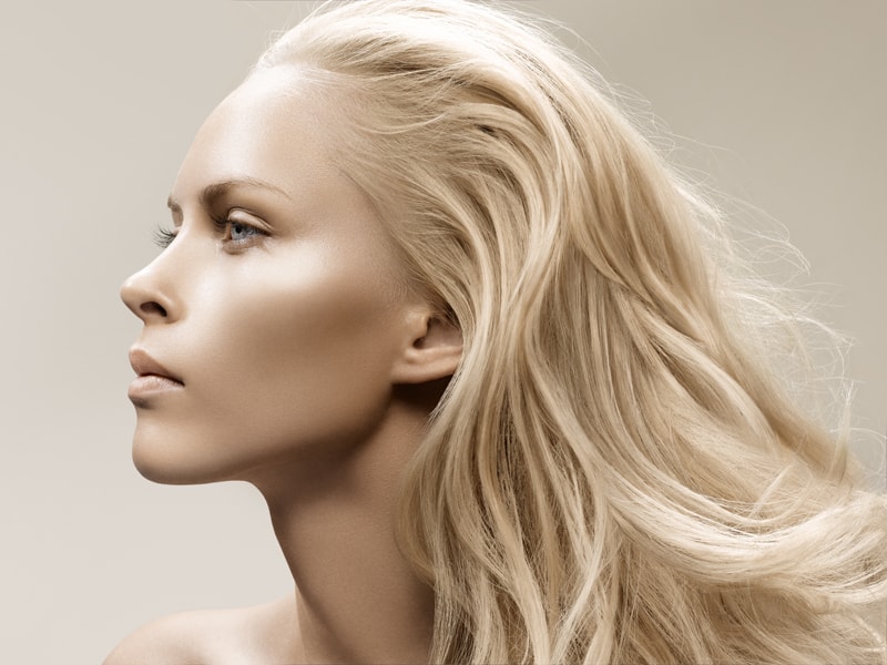Une jeune femme blonde en profil, une photo du portfolio de Louise Wittlich, maquilleuse pro