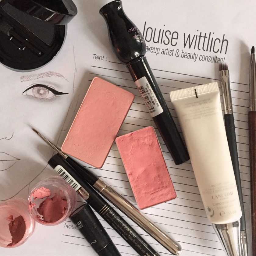 Des produits de maquillage utilisés lors d'un cours de maquillage en 2 séances avec Louise Wittlich, maquilleuse pro et coach beauté
