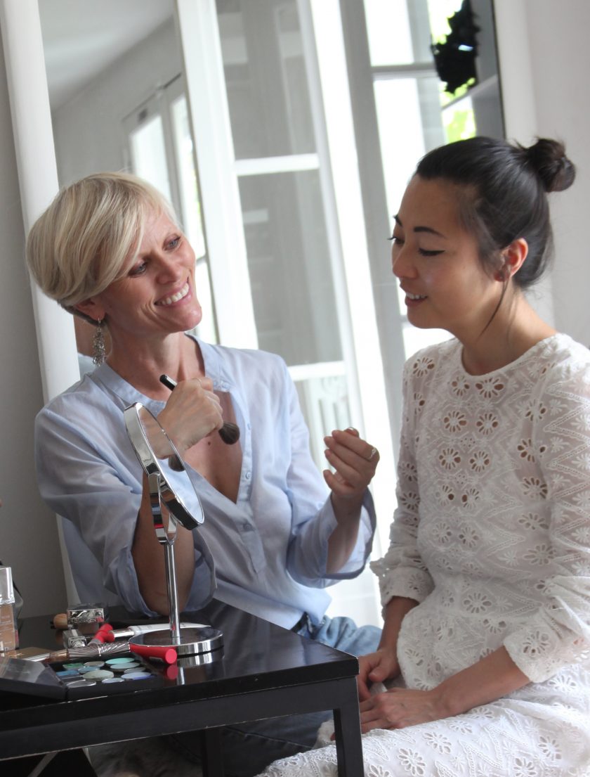 Une jeune femme asiatique en train de se faire maquiller, lors de son cours de maquillage en 2 séances, avec Louise Wittlich, maquilleuse pro et coach beauté