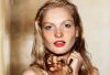 Jeune femme avec un maquillage rayonnant de fin d'été, maquillé par Louise Wittlich, maquilleuse pro et coach beauté