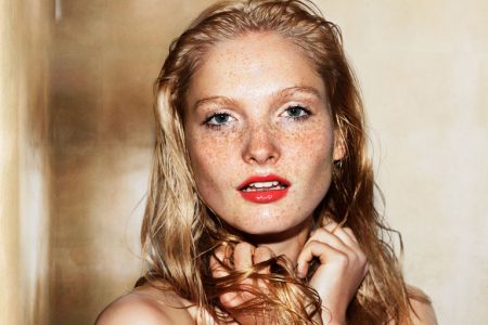 jeune femme avec un maquillage rayonnant