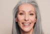Une femme à l peau mature qui porte un fond de teint anti-âge, lisse et transparent. Maquillée par Louise Wittlich, maquilleuse professionnelle et coach beauté