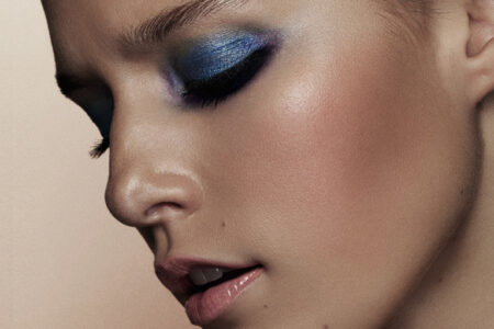 A girl wearing a pretty party makeup with blue eyeshadow and glowy skin. Made up by Louise Wittlich, professional makeup artist and beauty coach.