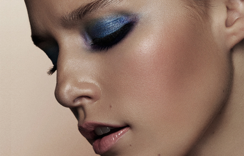 A girl wearing a pretty party makeup with blue eyeshadow and glowy skin. Made up by Louise Wittlich, professional makeup artist and beauty coach.