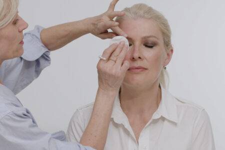 Une femme est en train de se faire démaquiller par Louise Wittlich, maquilleuse professionnelle et coach beauté